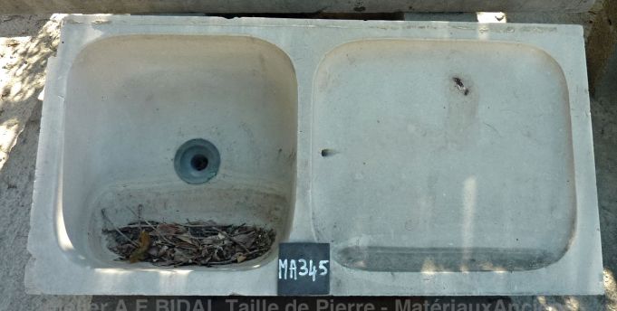 Bel évier ancien - un évier composé d'un bac ainsi que d'un égouttoir.