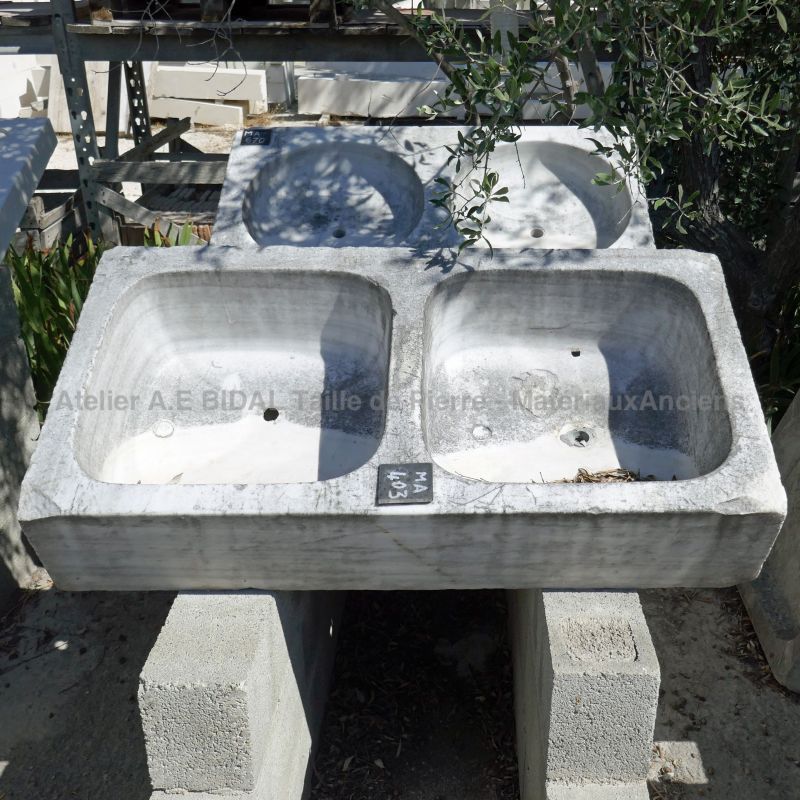 Double basin - sink with 2 separate washbasin.