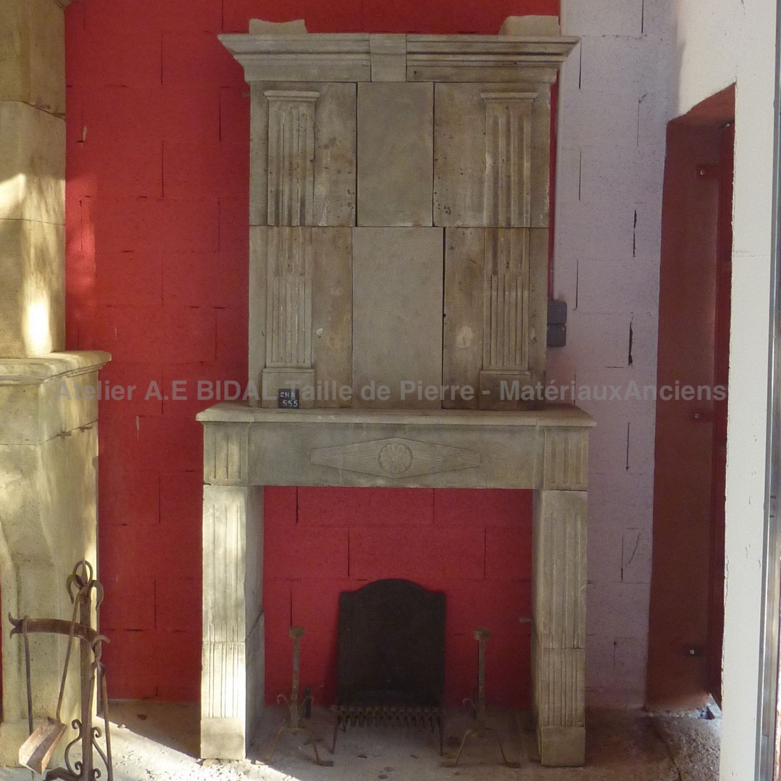 Belle cheminée Louis XVI pour décorer une chambre à coucher par exemple.