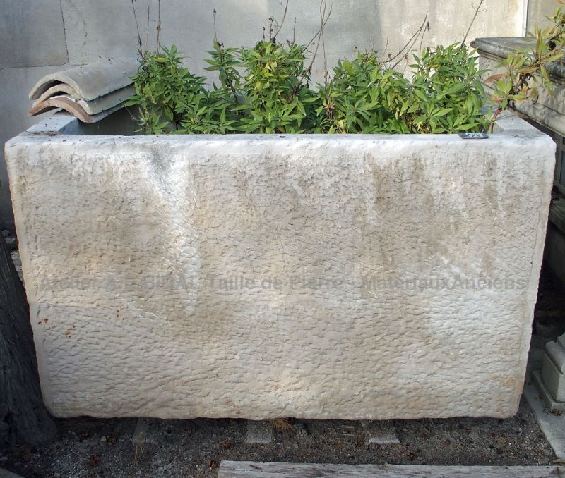 Bac ancien en pierre de type bac en pierre profond pouvant convenir pour y faire pousser un arbre.