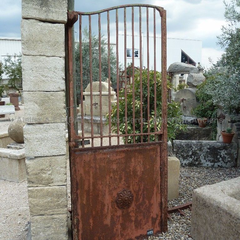 Beau portail ancien en fer forgé - portail ancien haut décoré avec soin par un maitre forgeron de naguère.