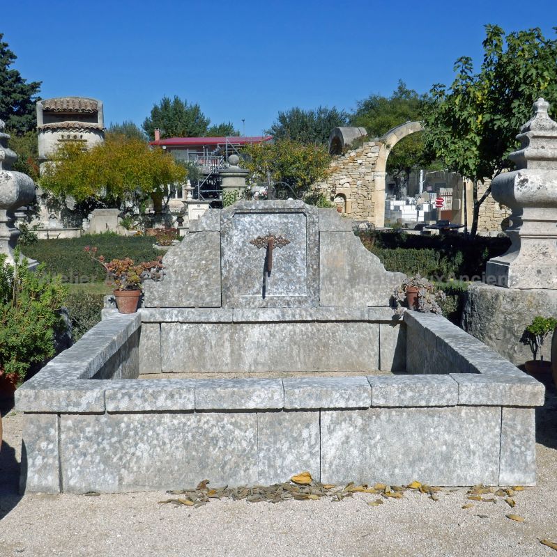 Ancienne fontaine en pierre avec bassin et fronton par les Matériaux Anciens en Provence Alain BIDAL