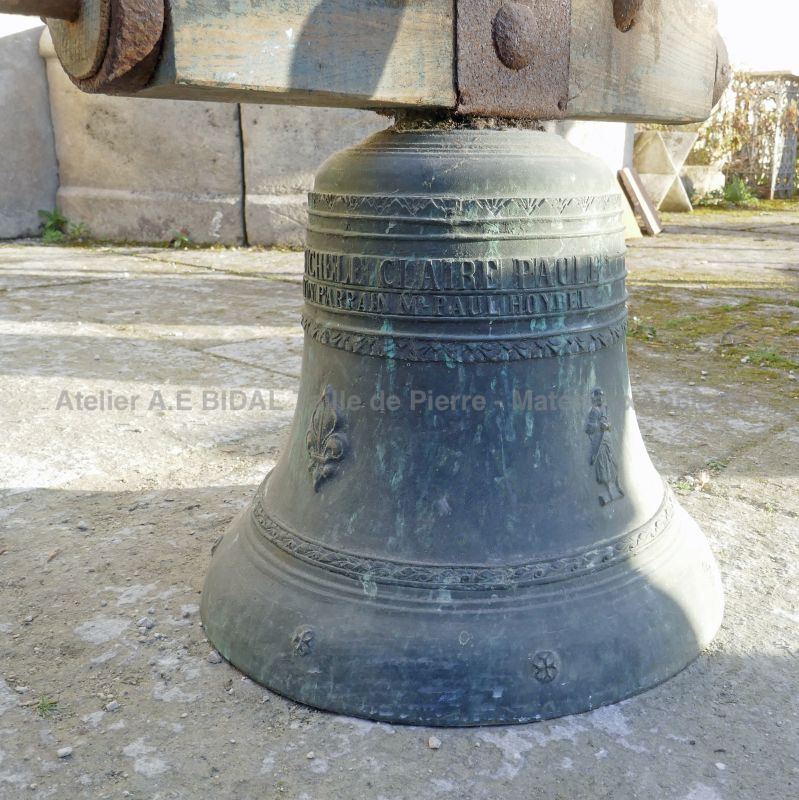 Cloche ancienne en airain vendue avec son joug en bois - Alain BIDAL matériaux anciens en Provence