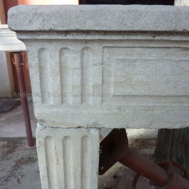 Beau jambage de notre cheminée Louis 16 géométrique en pierre.