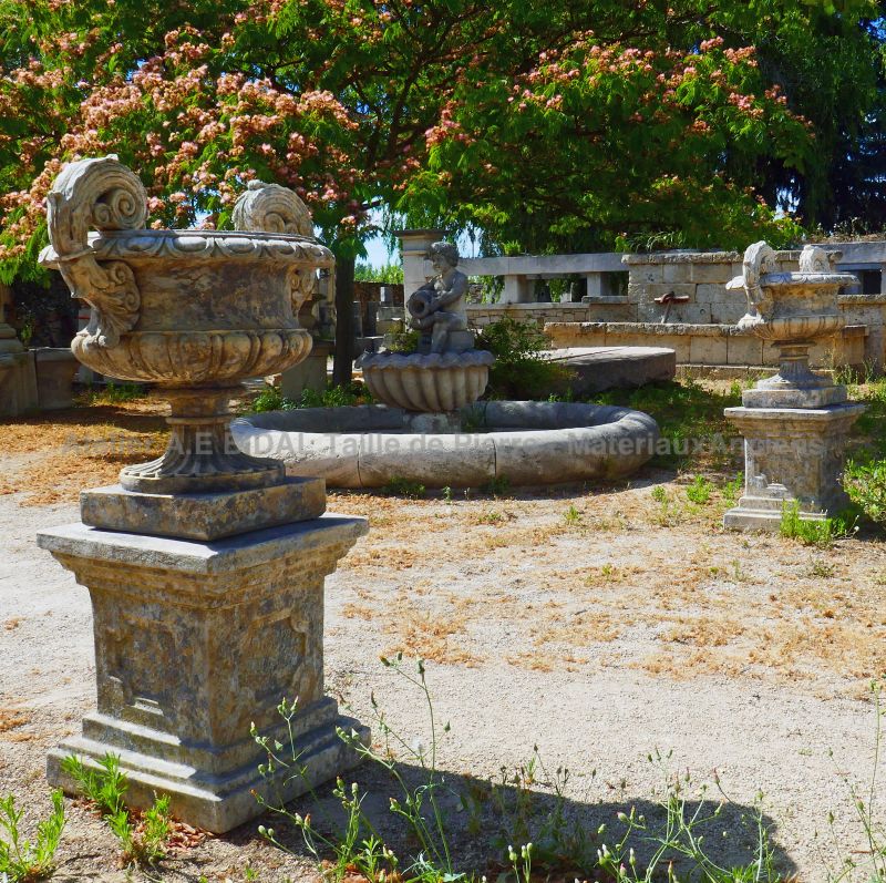 Pair of ancient Medici vases with pedestals in patinated stone - Atelier Alain BIDAL (Provence)