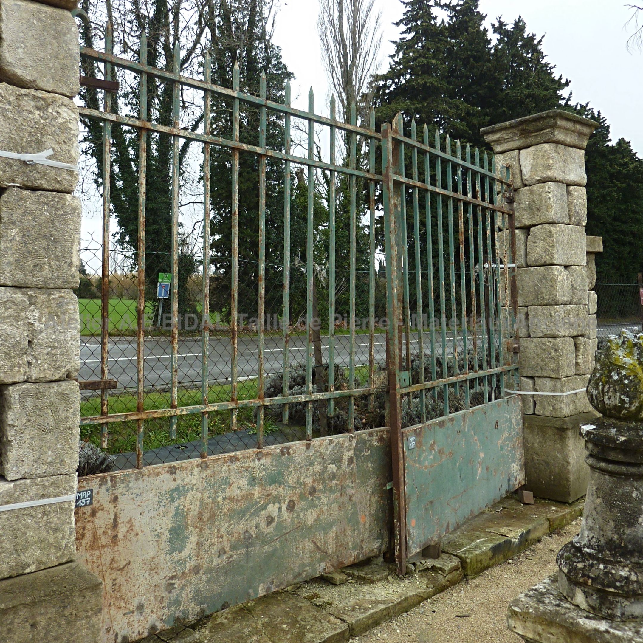 Beau portail ancien en fer forgé d'un vieux vert - portail ancien ajouré au tiers seulement.