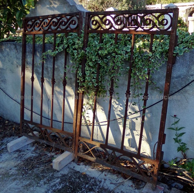 Antique garden gate : reclaimed double-door wrought iron gate - Atelier Alain BIDAL (Provence)
