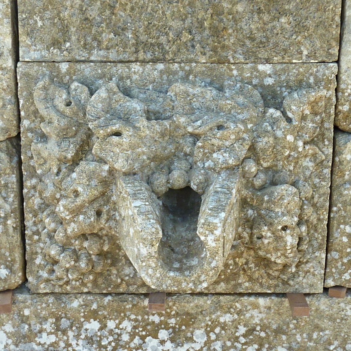 Fontaine murale - une belle fontaine de jardin avec belle sortie d'eau dévidoir.