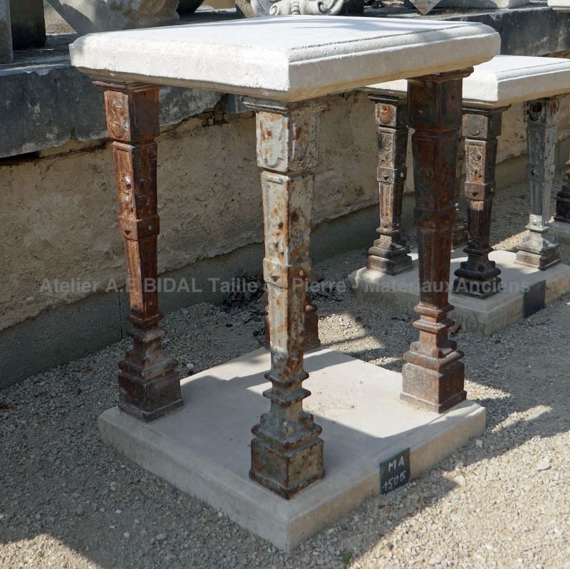Socle en matériaux anciens - Piédestal pour statue en fonte ancienne.