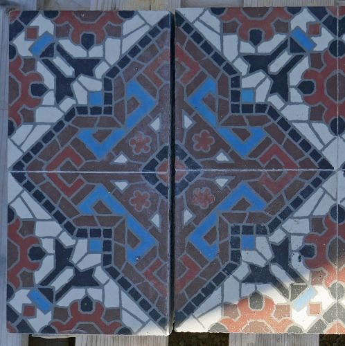 Ancien carrelage en ciment coloré : authentique carreau vintage en ciment par Atelier Alain BIDAL