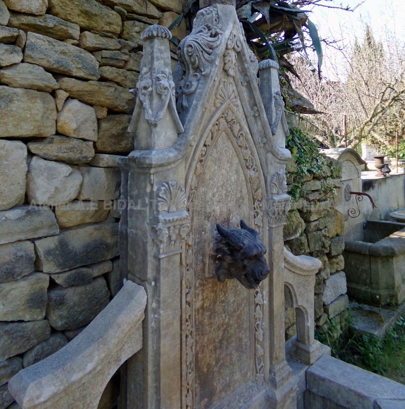 Gothic style and weathered stone : an exceptional fountain from the Atelier Alain BIDAL (Provence)