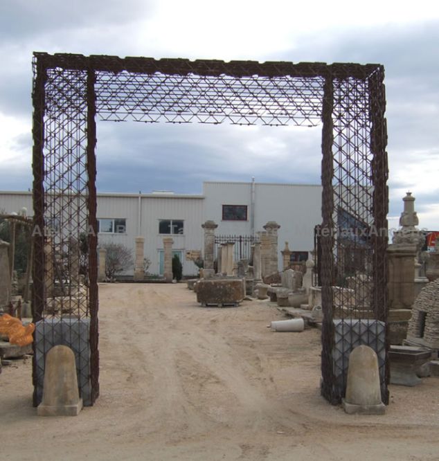 Grand encadrement de porte - encadrement de porte en fonte ancienne.