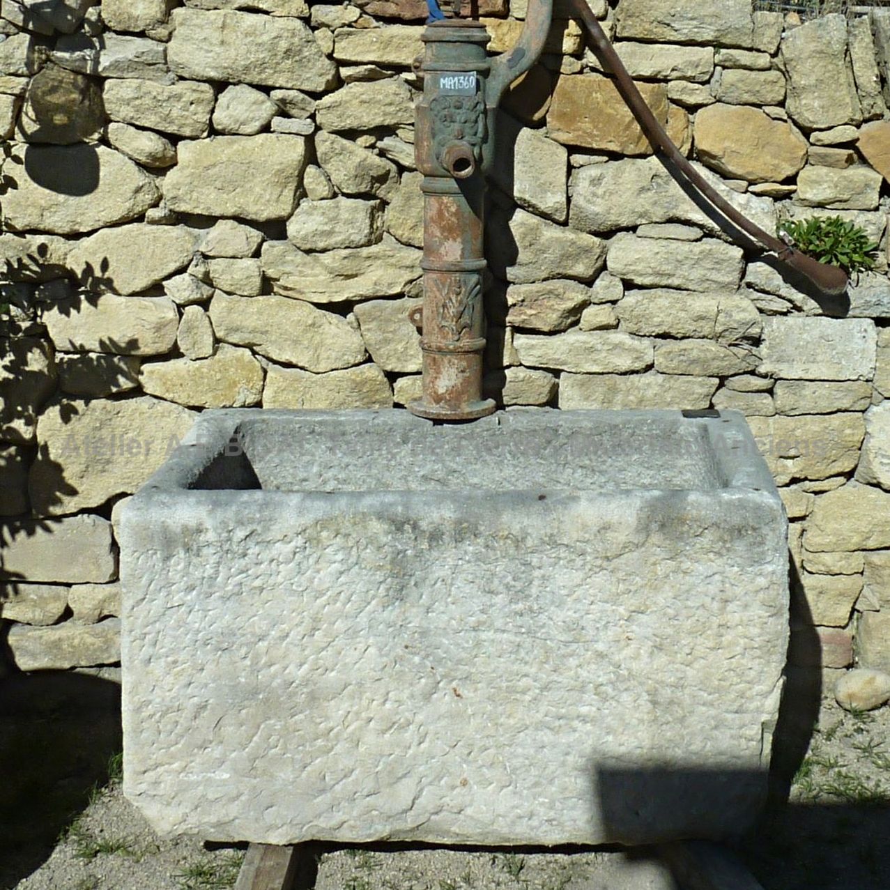 Bac rectangulaire ancien en pierre mouchetée ** VENDU