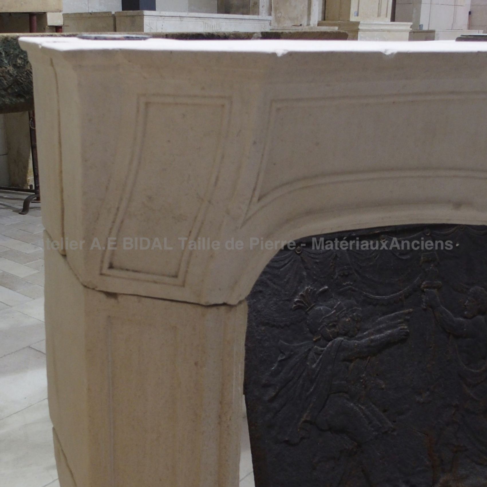 Cheminée D’époque Louis XV En Marbre Calacatta Au Bandeau Finement Sculpte Xviiie Siecle