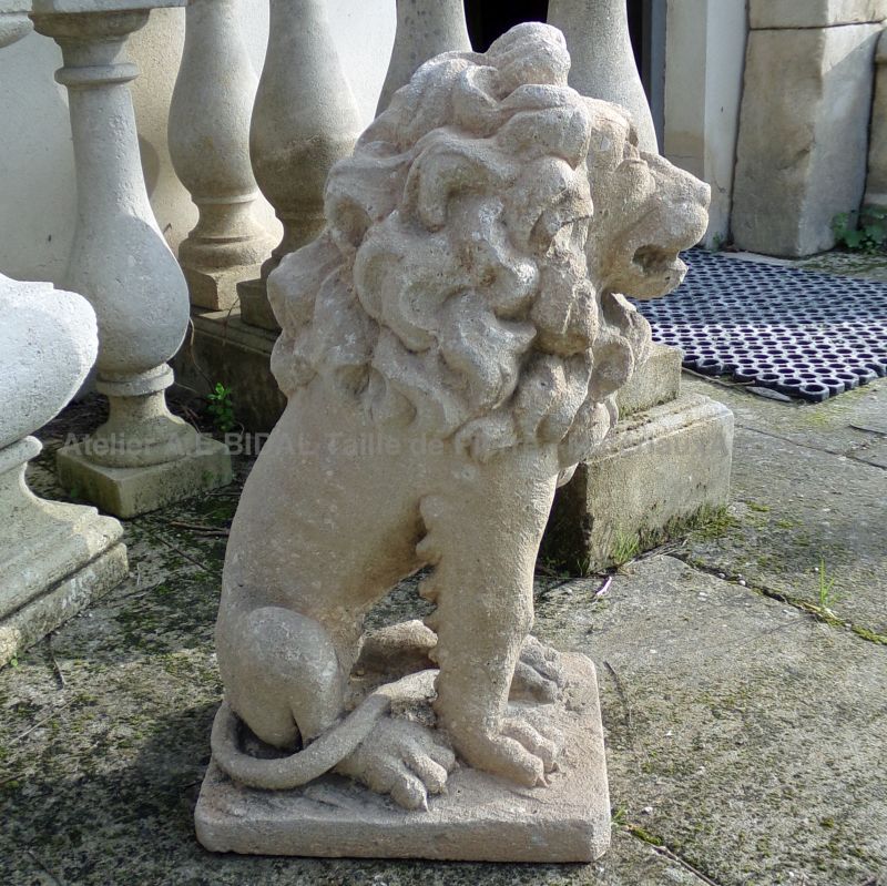 Statue de lion assis en pierre patinée : Atelier Alain BIDAL (Provence)