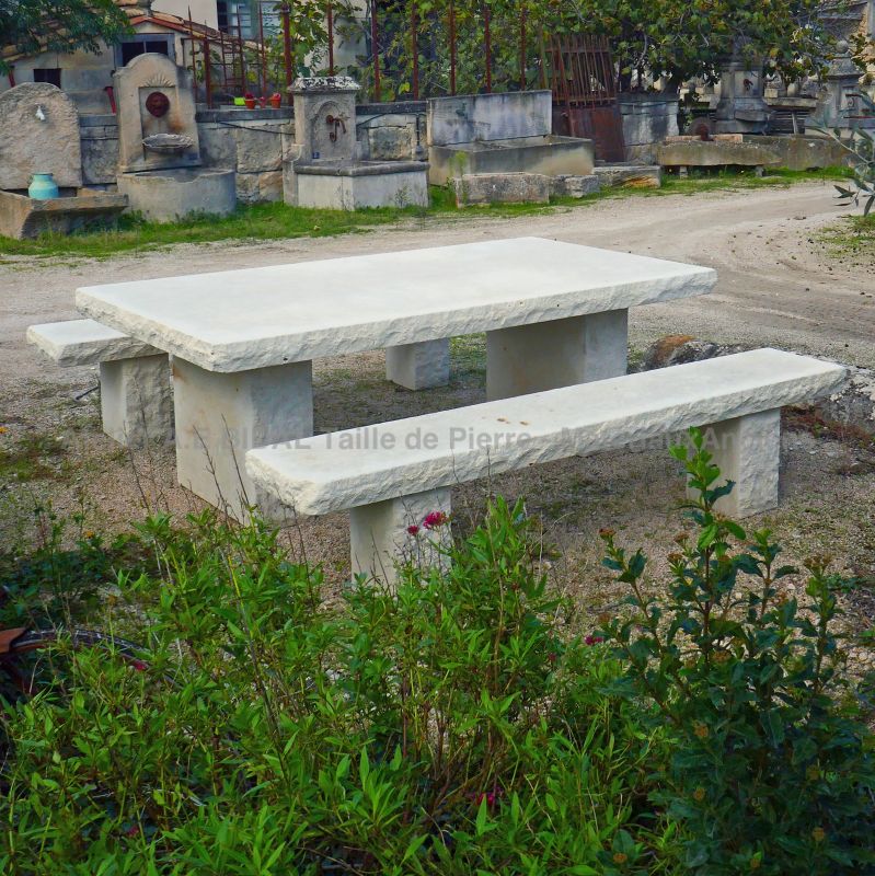 Mobilier de jardin en pierre : grande table de jardin avec ses 2 bancs en pierre