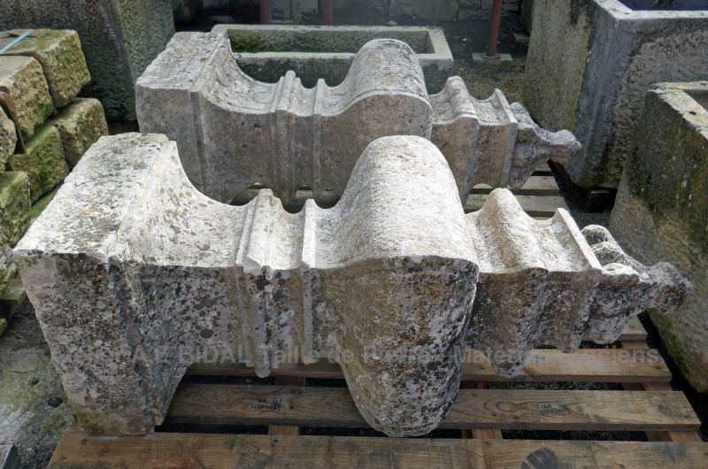 Antique stone garden ornament - Pair of antique ornaments on sale at Les Matériaux Anciens in Provence Alain BIDAL