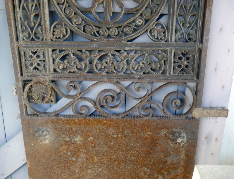 Ancienne porte de chapelle en fer forgé ajouré en vente chez Alain BIDAL Matériaux Anciens, en Provence