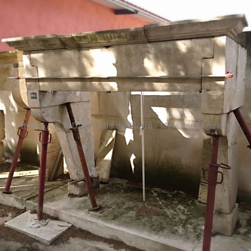 Ancient stone fireplace of style and period Louis XIII - Superb stone fireplace.