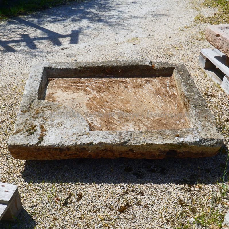 Outdoor sink in old stone - Beautiful rustic-looking sink by Atelier Alain BIDAL (Provence)