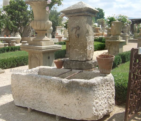 Fontaine avec bac ancien et barres repose seau ** VENDUE