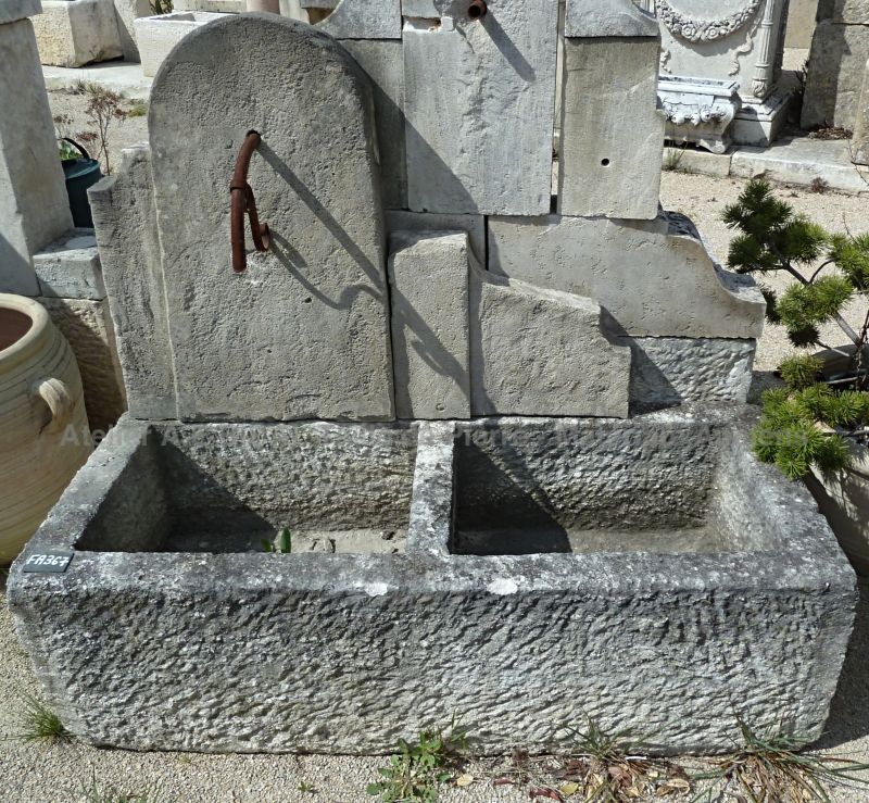 Jolie fontaine murale en pierre | Ancienne fontaine en vieilles pierres véritables et en fer forgé.