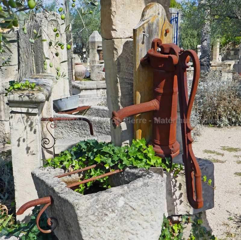 Détail de l'ancienne pompe à bras en fonte sur notre fontaine ancienne | En vente en Provence chez BIDAL Matériaux Anciens.