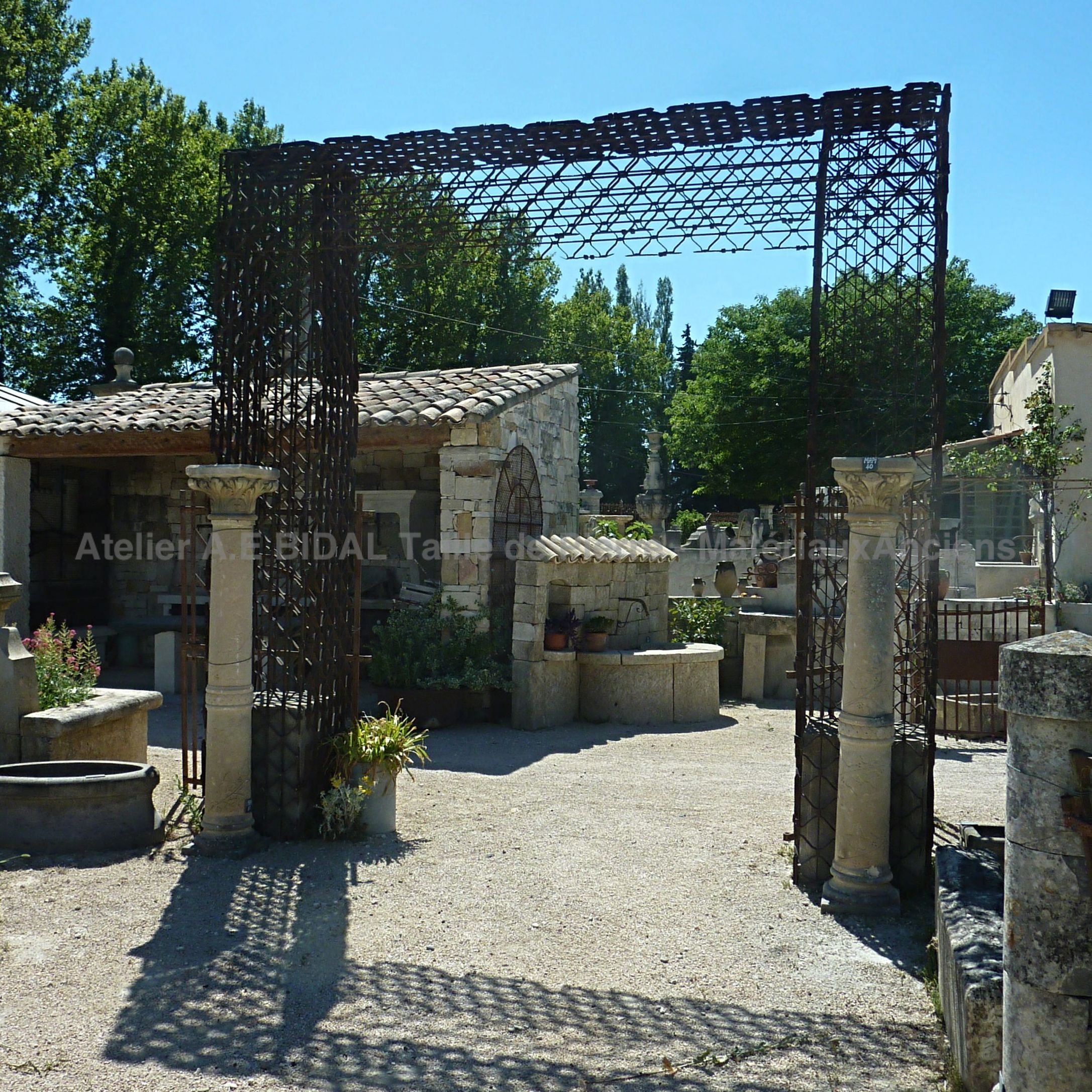 Encadrement de porte ou élément de décoration.