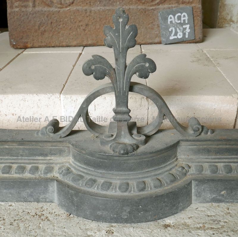 Barre de chenets ancienne en fonte grise : accessoires de cheminée par Atelier Alain BIDAL