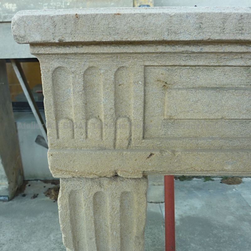 Cheminée Louis 14: une cheminée en pierre naturelle provenant de la région de la Meuse.