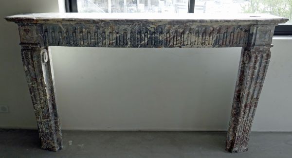 Très belle cheminée marbre rose veiné de deux couleurs: le gris et le blanc.