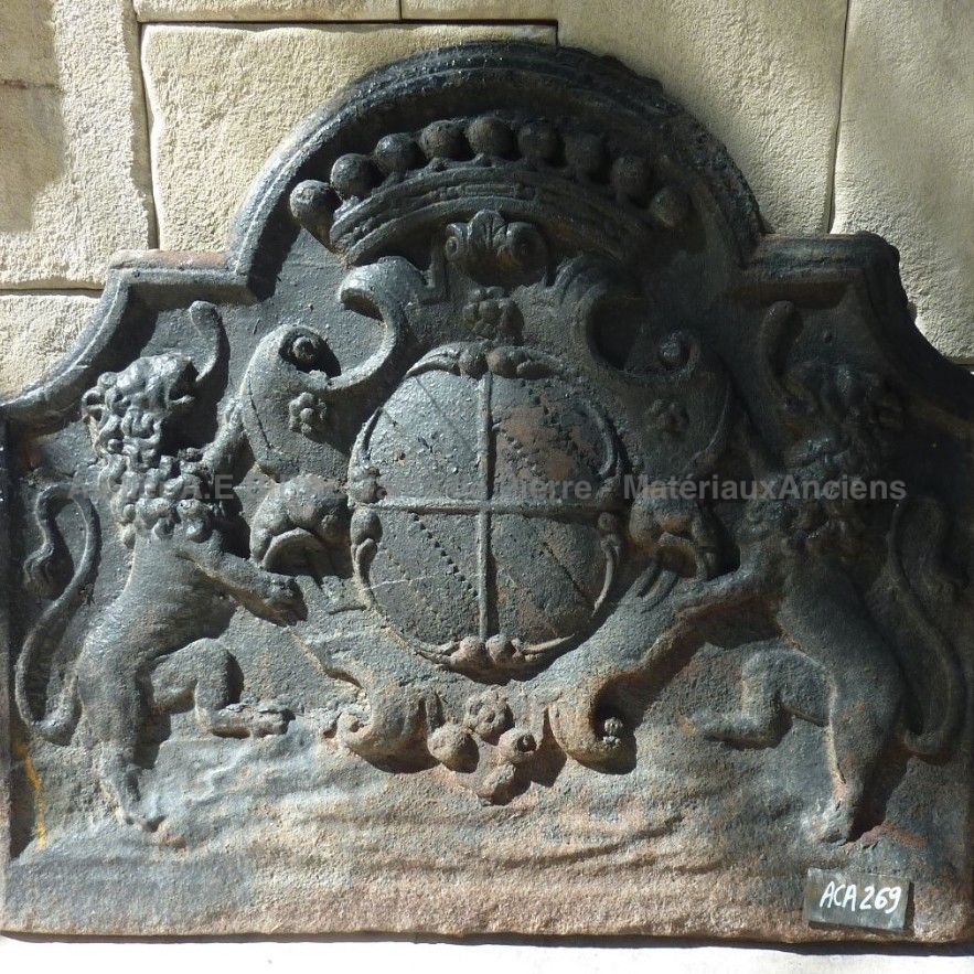 Belle plaque de cheminée en fonte ancienne décorée de lions et autres symboles armoriés.