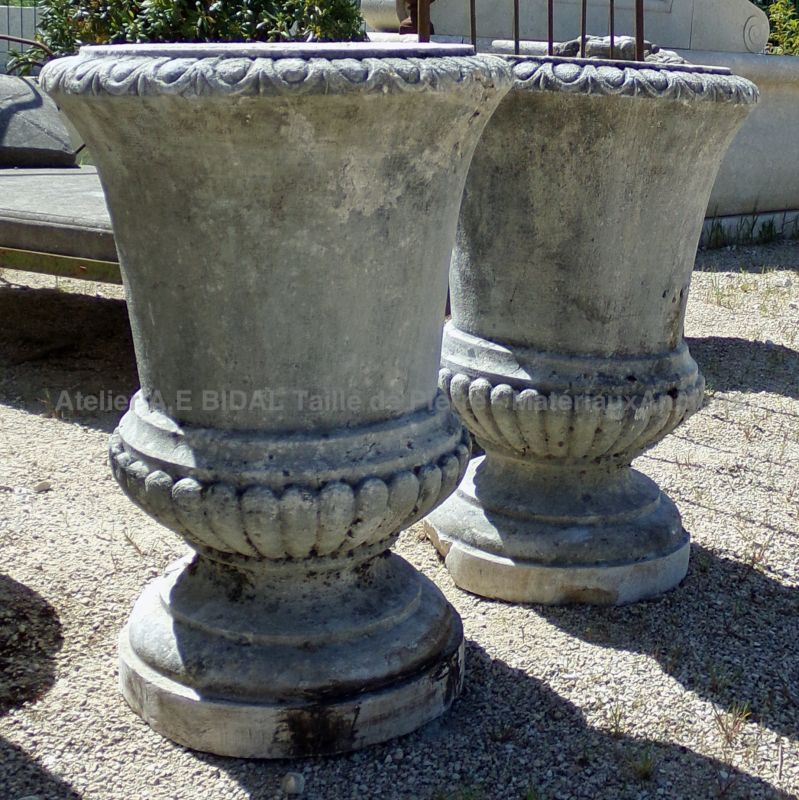 Elegant pair of monolithic Medici vases in stone - Atelier Alain BIDAL (Provence)