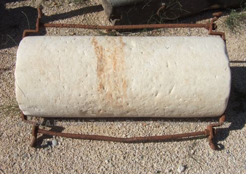 Rouleau agricole en matériaux anciens.