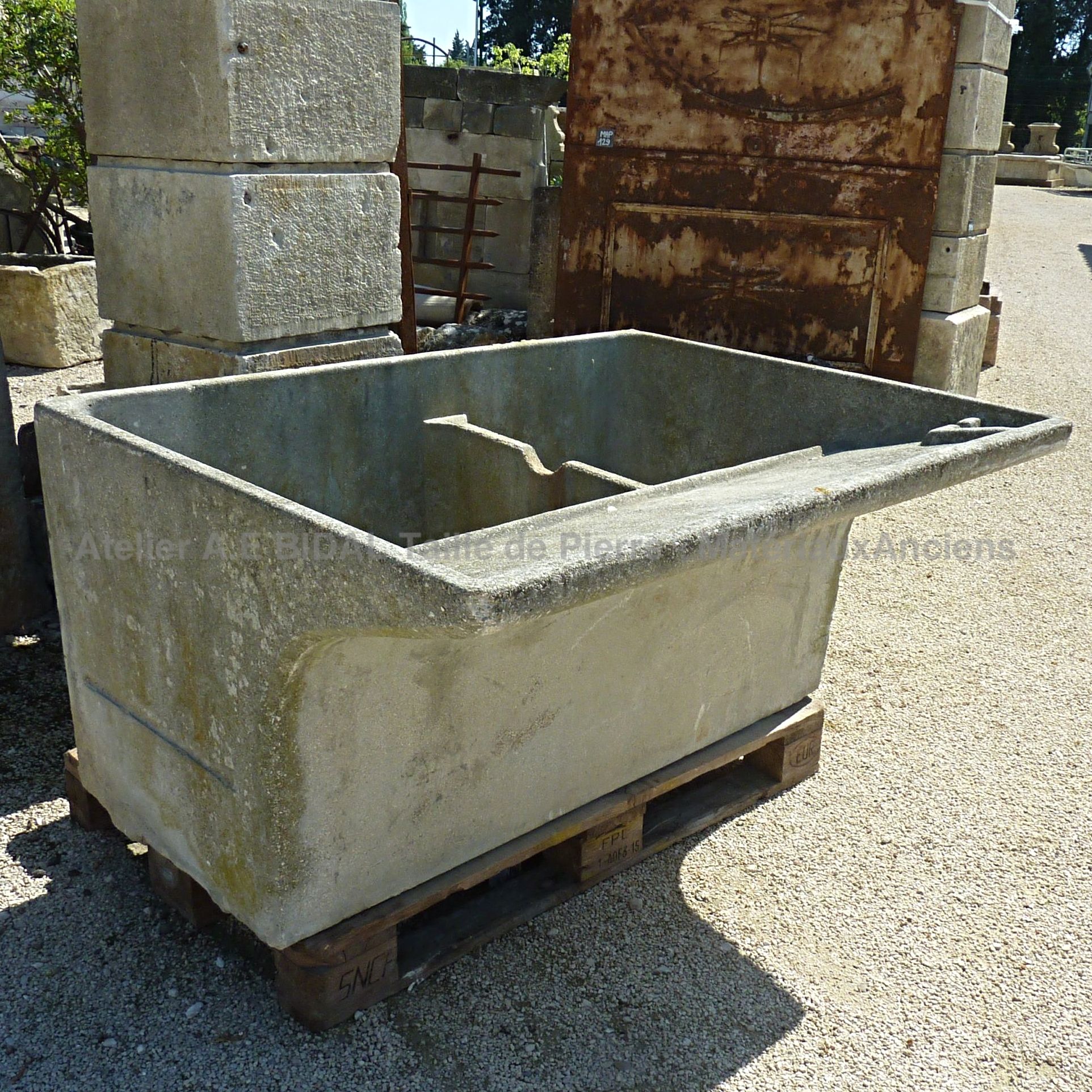 Large lavoir ancien en béton avec double bacs et plan incliné ** VENDU