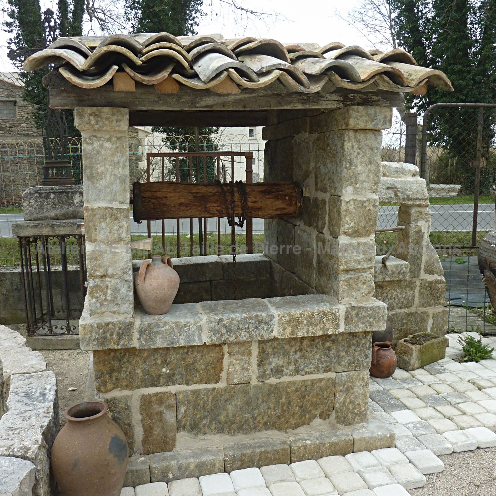 Superbe puits ancien en pierre avec toiture et muret ** VENDU