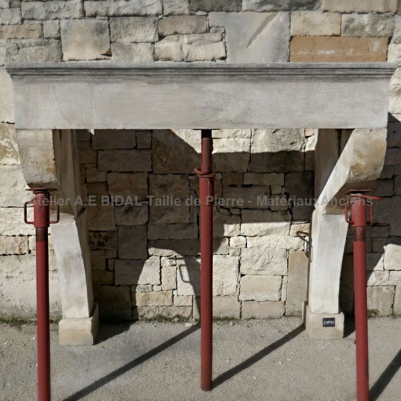 Belle cheminée rustique en pierre naturelle - cheminée rustique en excellente condition.