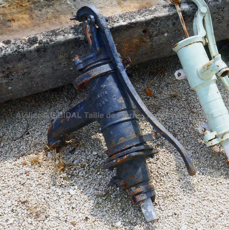 Ancienne pompe manuelle - une pompe à bras rétro à découvrir en Provence chez Alain BIDAL Matériaux Anciens