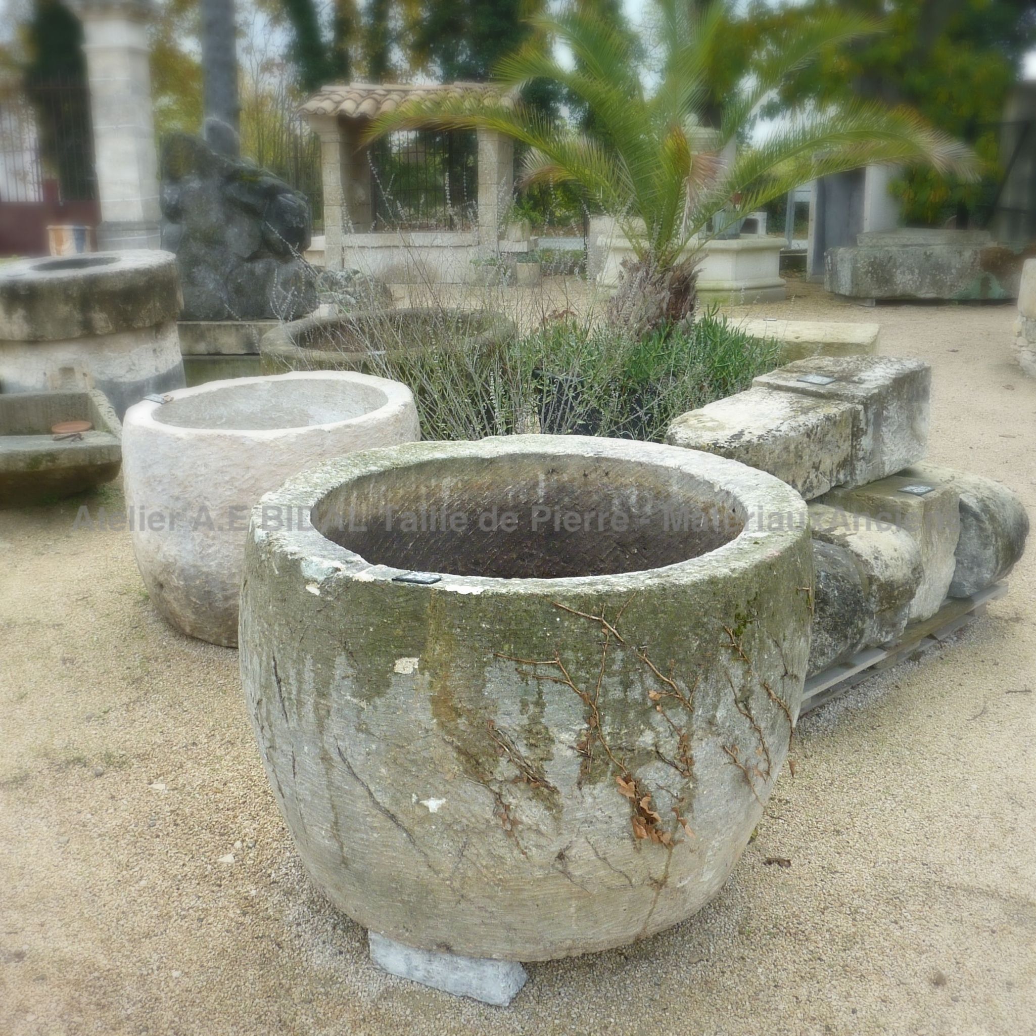 Magnifique ancienne pogne en pierre blanche patinée ** VENDUE