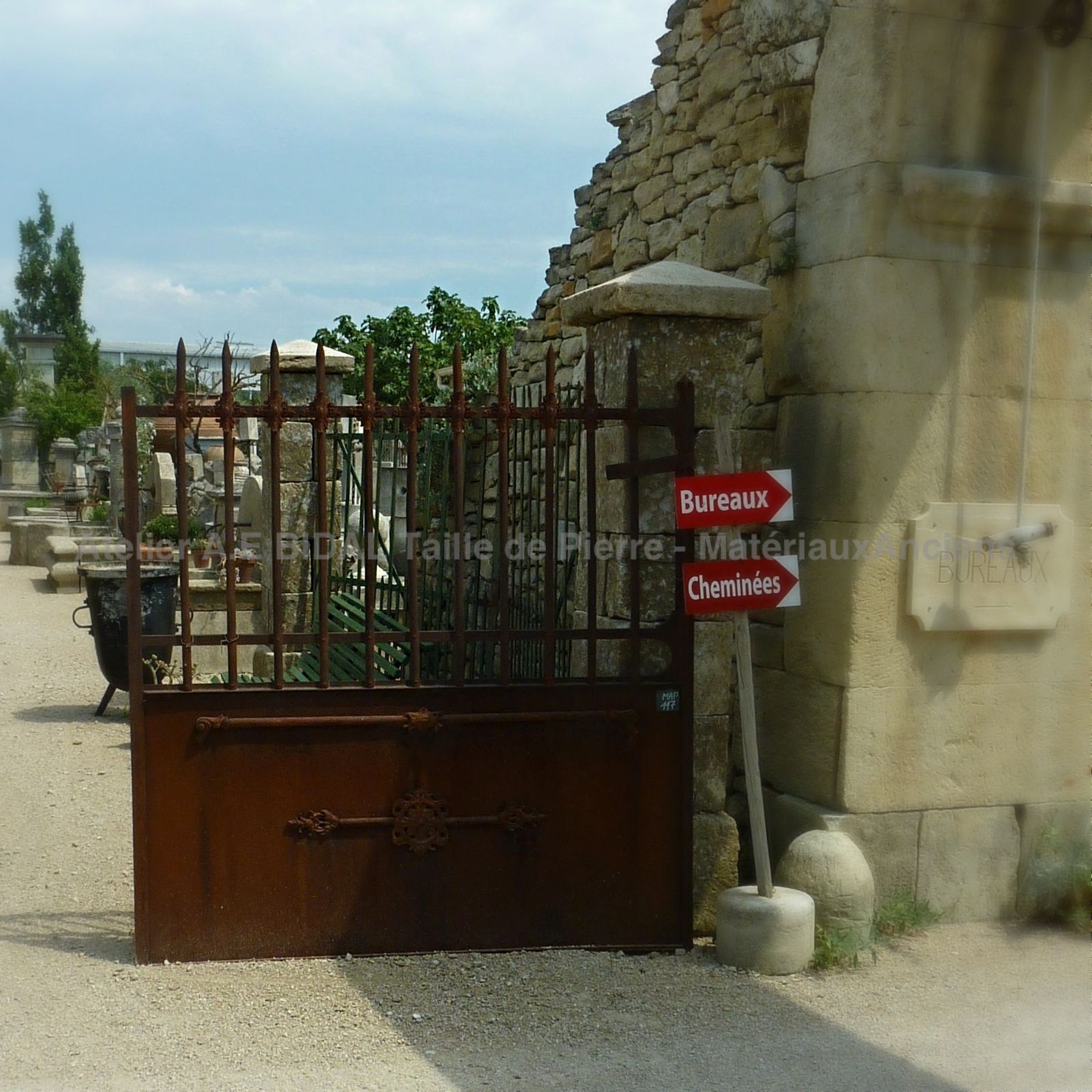 Beau portail ancien de style ferronnier avec double ventaux.