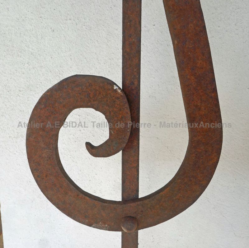 Ancien portillon ajouré en fer forgé marron riveté - Atelier Alain BIDAL (Provence)