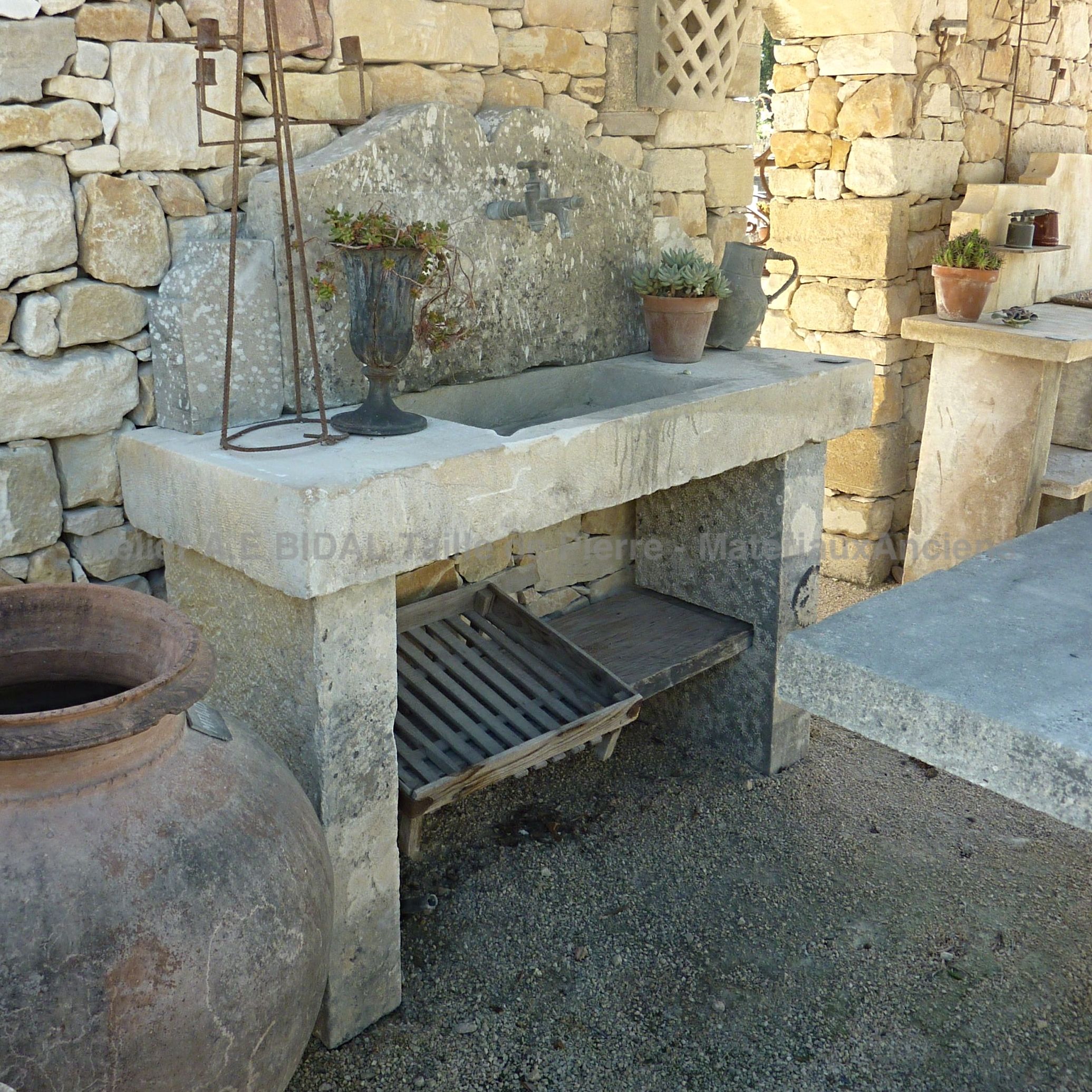 Superbe cuisine d'été en pierre avec évier sur jambages et fronton ** VENDUE