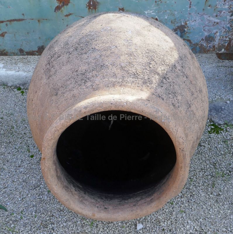 Jarre ancienne en terre cuite comme décoration d'extérieur