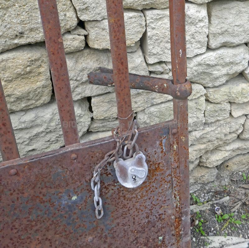Antique double-doors gate in riveted wrought iron - Gate and pillars by Atelier Alain BIDAL (Provence)