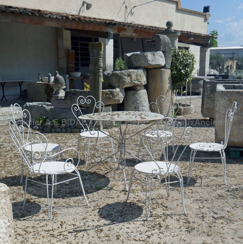 Mobilier de jardin ancien en fer forgé : chaises, fauteuils et table en fer forgé d'occasion