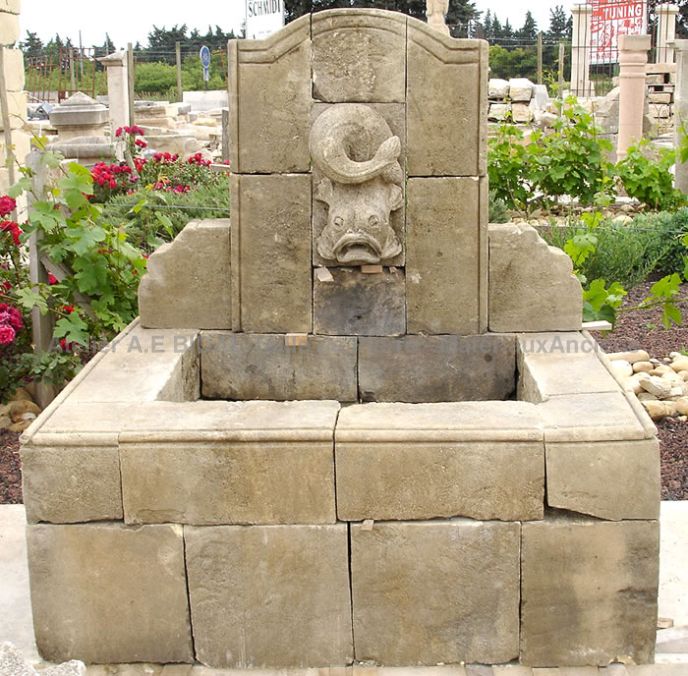 Fontaine de jardin avec dauphin finement suclpté