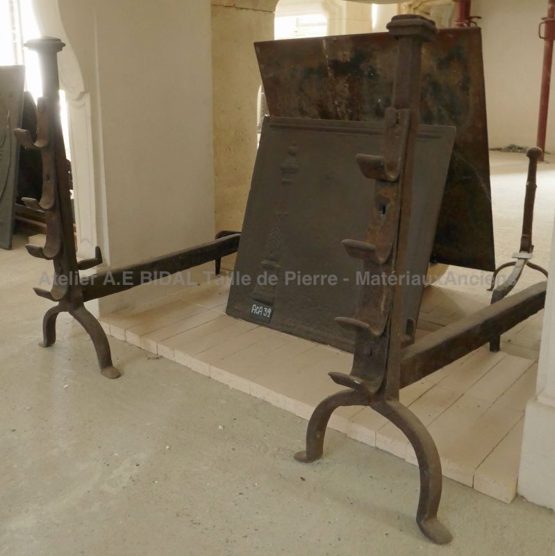 Paire de landiers anciens pour cheminée : anciens chenets en fer forgé par Atelier Alain BIDAL
