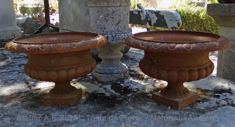 Paire d'anciens vases Médicis en fonte pour une élégante décoration - Atelier Alain BIDAL (Provence)