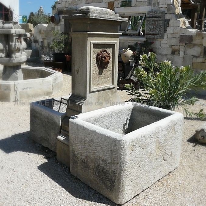 Fontaine centrale en pierre de couleur blanchâtre | Fontaine décorative en pierres naturelles anciennes.