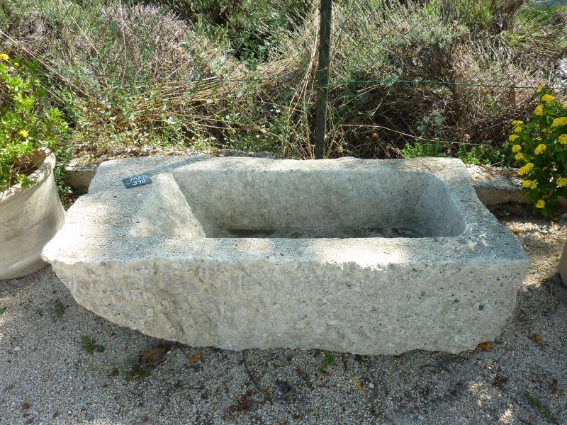 Bac ancien en pierre blanche et naturelle d'Avy | Bac rectangulaire en pierre.